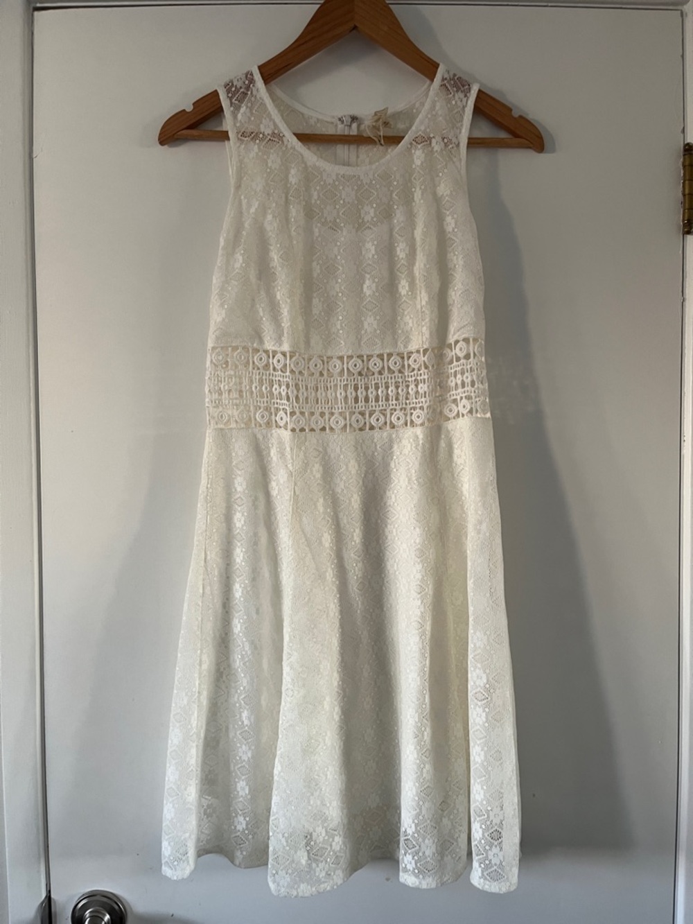 Mystree Women's White Lace Sleeveless Dress